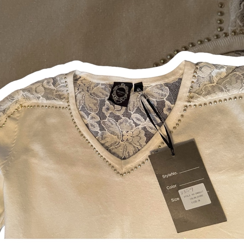 Chic Cream V-Neck Sweater with Lace Detail - Picture 3 of 3